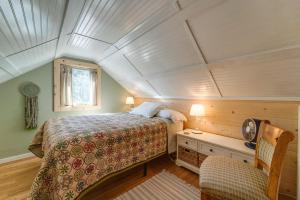 una camera con letto, tavolo e sedia di Mountain Cabin with Deck Less Than 1 Mile to Ski Resort! a Soda Springs