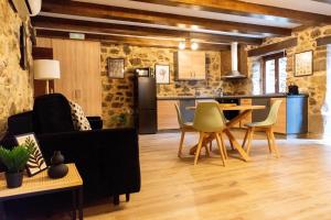 A kitchen or kitchenette at Ecolagar O Barqueiro