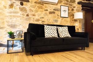 A seating area at Ecolagar O Barqueiro