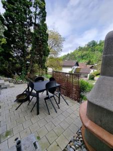 una mesa y sillas en un patio en Ferienwohnung Tostner Burgblick en Feldkirch