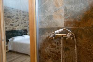 A bathroom at Ecolagar O Barqueiro