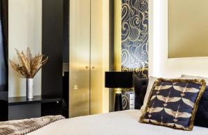 - une chambre avec un lit, une armoire et une lampe dans l'établissement Danube Royal de Lux, à Budapest