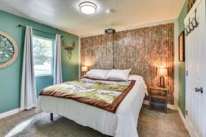 een slaapkamer met een bed in een kamer met groene muren bij Pet-Friendly Clearfield Home Near Hill AFB! in Clearfield