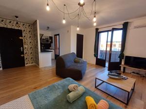 sala de estar con sofá y mesa en Studio très agréable avec balcon et Wi-Fi en Sanary-sur-Mer