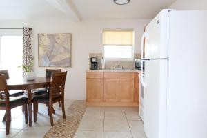 uma cozinha com uma mesa e um frigorífico em Sandpiper Apartments em Mount Pleasant