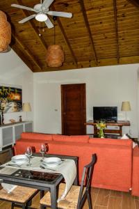 salon z czerwoną kanapą i stołem w obiekcie Vittoria House A-308 w mieście Bayahibe