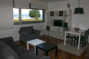 sala de estar con sofá y mesa en Apartamento de Mar y Playa en Illa de Arousa, en A Illa de Arousa