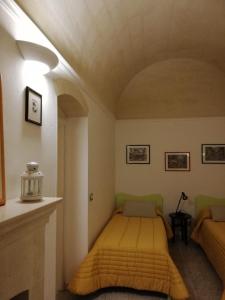 una camera con un letto con una coperta gialla di Casa Vacanze Patrizia a Montescaglioso