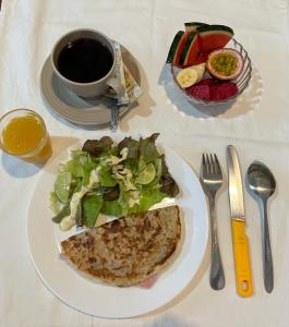 une assiette avec un sandwich, une salade et une tasse de café dans l'établissement Samui Zenity, à Mae Nam Beach