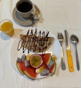 une assiette de nourriture avec de la viande et des fruits sur une table dans l'établissement Samui Zenity, à Mae Nam Beach