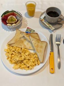 - un plateau d'œufs, de pain grillé et d'une tasse de café dans l'établissement Samui Zenity, à Mae Nam Beach