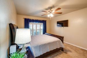 1 dormitorio con 1 cama y ventilador de techo en Spacious Garland Vacation Rental with Private Pool!, en Garland