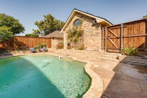 una piscina en un patio trasero con una valla de madera en Spacious Garland Vacation Rental with Private Pool!, en Garland