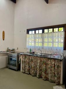 A cozinha ou cozinha compacta de Linda casa confortável e tranquila ao lado da praia de Itamambuca , Pet friendly