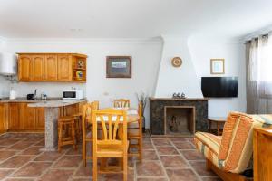 cocina y sala de estar con mesa y sillas en El Retamar, naturaleza y paisajes en Santiago del Teide