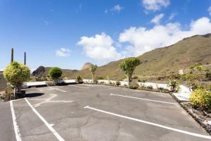an empty parking lot with mountains in the background at El Retamar, naturaleza y paisajes in Santiago del Teide