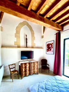 Μια τηλεόραση ή/και κέντρο ψυχαγωγίας στο Domaine des Mauves +11 φωτογραφίες