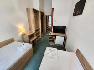 Łóżko lub łóżka w pokoju w obiekcie Pension City