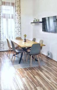 Dora Holiday House & Apartments في كيزتيلي: غرفة طعام مع طاولة وكراسي خشبية