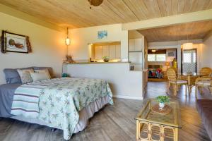 1 dormitorio con 1 cama y comedor en Sunny Waianae Condo with Ocean View!, en Waianae