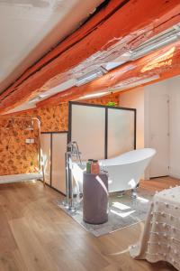 un baño con bañera y lavabo en Remarkable flat in the historical part of Beziers, en Béziers