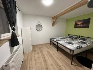 ein Schlafzimmer mit einem Bett in einem Zimmer in der Unterkunft Ferienwohnung Pfaffensteinblick in Hirschbach