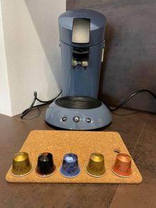 eine Kaffeemaschine mit vier verschiedenen farbigen Schüsseln auf einer Matte in der Unterkunft Brand New 3 bedrooms with Terrace and Parking - 142-92 in Luxemburg (Stadt)