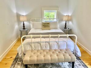 BrooksvilleにあるOakland House Seaside Inn & Cottagesのベッドルーム1室(白いベッド1台、ランプ2つ付)