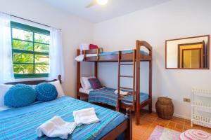 una camera con due letti a castello e una scala di itamambuca condominio - Cabana Surf a Ubatuba