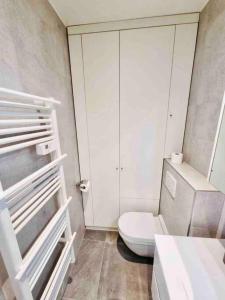 uma casa de banho com um WC branco num quarto em Brand New 3 bedrooms with Terrace and Parking - 142-92 em Luxemburgo