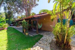 una casa in mattoni con giardino di fronte di itamambuca condominio - Cabana Surf a Ubatuba