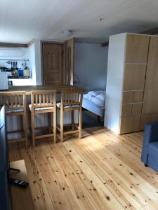 uma cozinha com uma mesa e um quarto com uma cama em Fint sjönära annex em Växjö