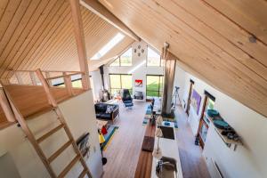 vistas panorámicas a una sala de estar con techos de madera en Vidunderlig fritidshus ved Skov og Golfbane, en Skjern