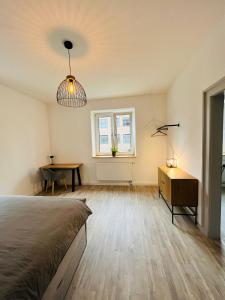 1 dormitorio con cama, mesa y ventana en Zur Fabrik, en Schweinfurt