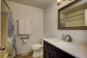 La salle de bains est pourvue d'un lavabo, de toilettes et d'un miroir. dans l'établissement Ocean Wave by Boise River + 2 Cruiser Bikes!, à Boise