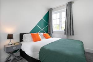 sypialnia z dużym łóżkiem i oknem w obiekcie Large 4 bed house Leicester w mieście Leicester