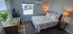 ein kleines Schlafzimmer mit einem Bett und einem Fenster in der Unterkunft Nasa waterfront Dolphin Suite in Titusville