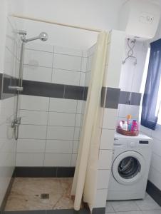 y baño con ducha y lavadora. en VIOLA, en Vila do Maio