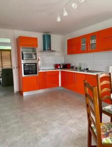 Η κουζίνα ή μικρή κουζίνα στο La maison du bonheur