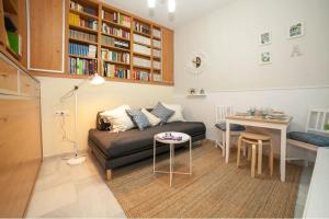 ein Wohnzimmer mit einem Sofa und einem Tisch in der Unterkunft Magic Point Las Setas in Sevilla