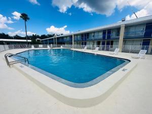 una grande piscina di fronte a un edificio di Rodeway Inn a Silver Springs