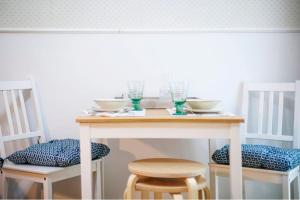 einen Tisch mit zwei Stühlen und einen Tisch mit zwei Gläsern in der Unterkunft Magic Point Las Setas in Sevilla