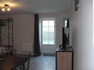 a living room with a dining table and a window at Studio proche sortie autoroute in Noaillac