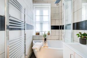 łazienka z wanną i umywalką w obiekcie Beautiful 2bedroom close to Brick Lane w Londynie