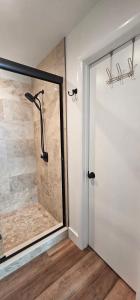 uma casa de banho com um chuveiro e uma porta de vidro em Nasa waterfront Dolphin Suite em Titusville
