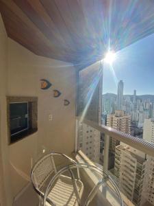 d'un balcon avec une table et une vue sur la ville. dans l'établissement Apartamento com sacada e churrasqueira, à Balneário Camboriú