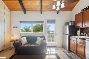 uma sala de estar com um sofá na cozinha em Cozy Sunset Views with Lanai - Close to Beach home em Kailua-Kona