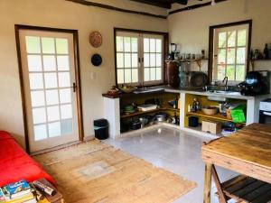 Kuchyň nebo kuchyňský kout v ubytování Casa da mata- Vista linda pra mata e jardim privativo