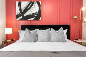 ein Schlafzimmer mit einem weißen Bett und einer roten Wand in der Unterkunft New! Comfy Flat near Downtown Roseville in Roseville