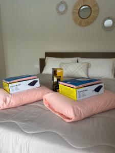 dos cajas sentadas encima de una cama en Quinta El Escondido, en San Bernardino